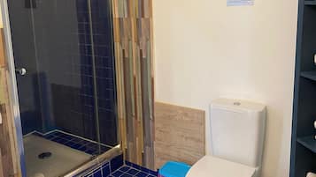 Economy Apartment | Bathroom | Bathtub, free toiletries, bathrobes, towels