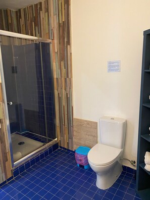 Economy-Apartment | Badezimmer | Badewanne, kostenlose Toilettenartikel, Bademäntel, Handtücher