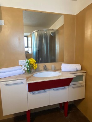 Economy Apartment | Bathroom | Bathtub, free toiletries, bathrobes, towels