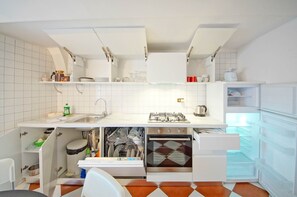 Apartment | Private kitchen | Full-size fridge, oven, stovetop, dishwasher - DolceVita Apartments N. 304 (Venice)