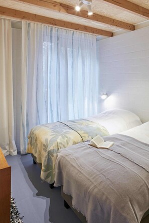 3 slaapkamers, een strijkplank/strijkijzer, internet