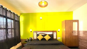 Deluxe Room | Hypo-allergenic bedding available, iron/ironing board (on request) - Trippy Turtle Hostel (Manali)