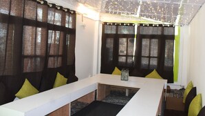 Restaurant - Trippy Turtle Hostel (Manali)
