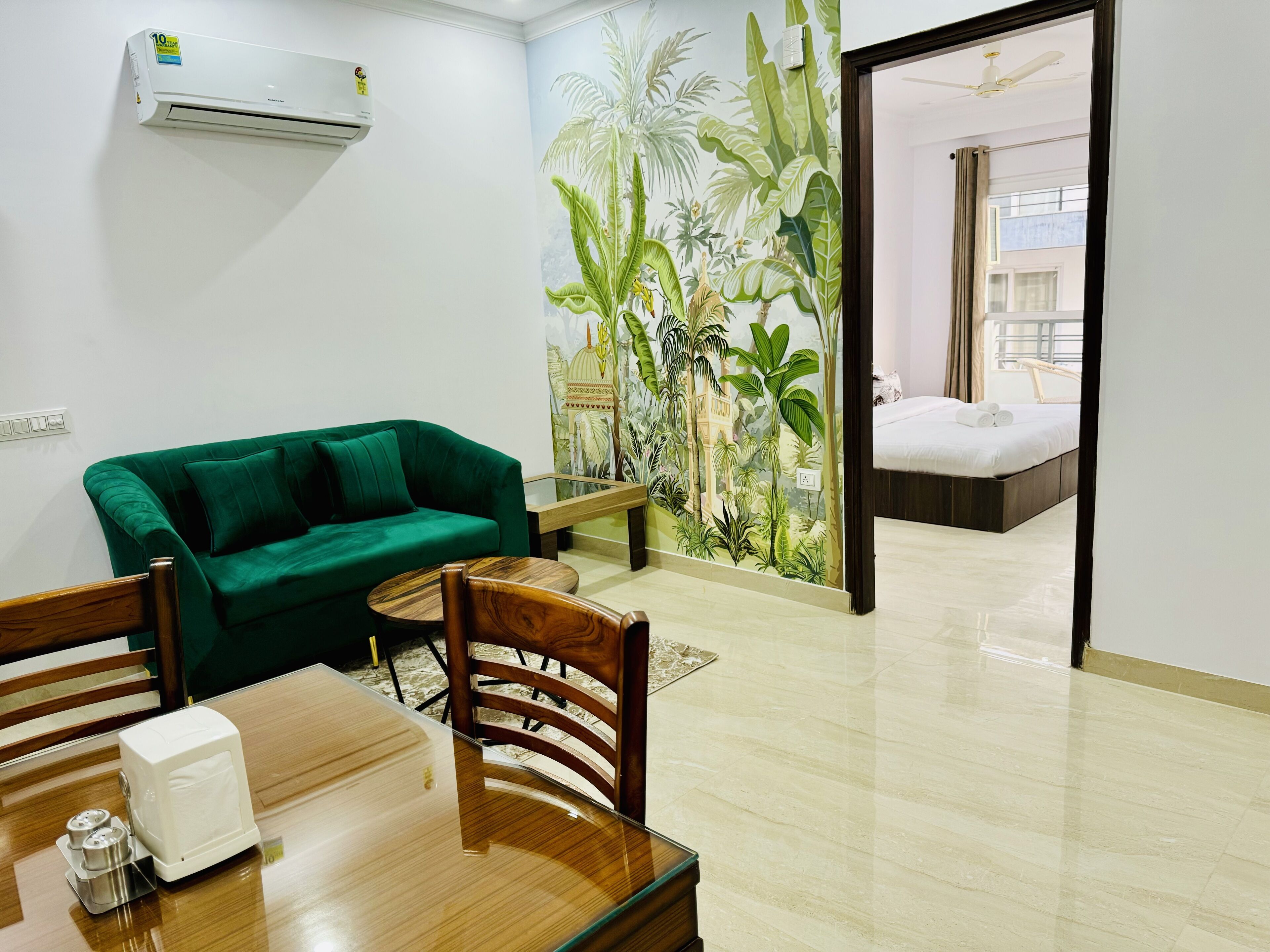 Premier One Bedroom Apartment | Área de sala de estar | Chimenea y piso con calefacción 