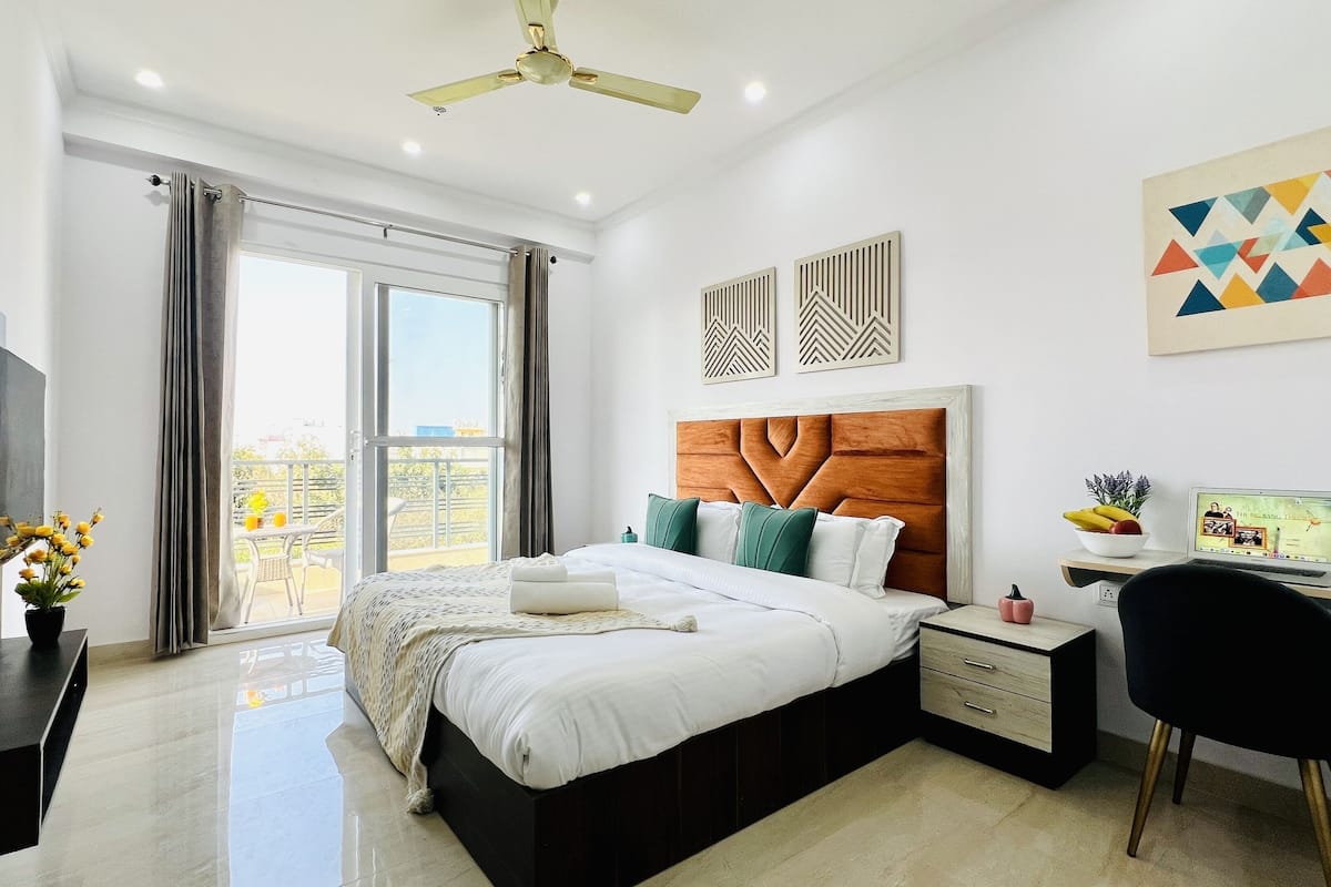 1 bedroom, Egyptian cotton sheets, premium bedding, desk