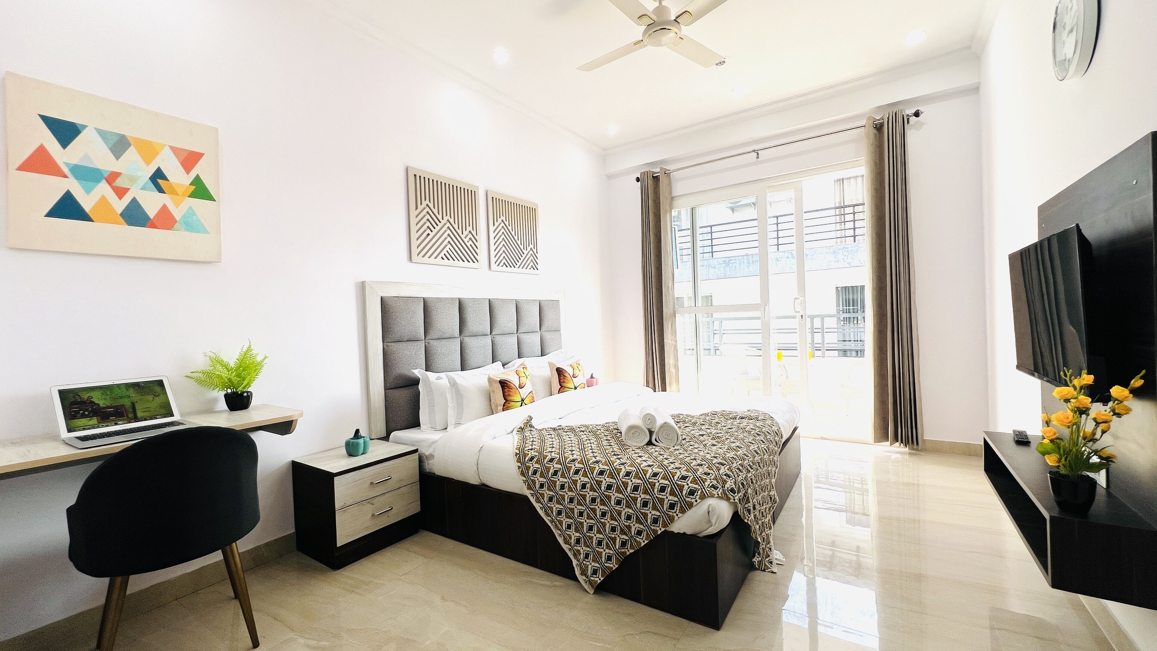 Superior One Bedroom Apartment | Sábanas de algodón egipcio, ropa de cama de alta calidad y escritorio 