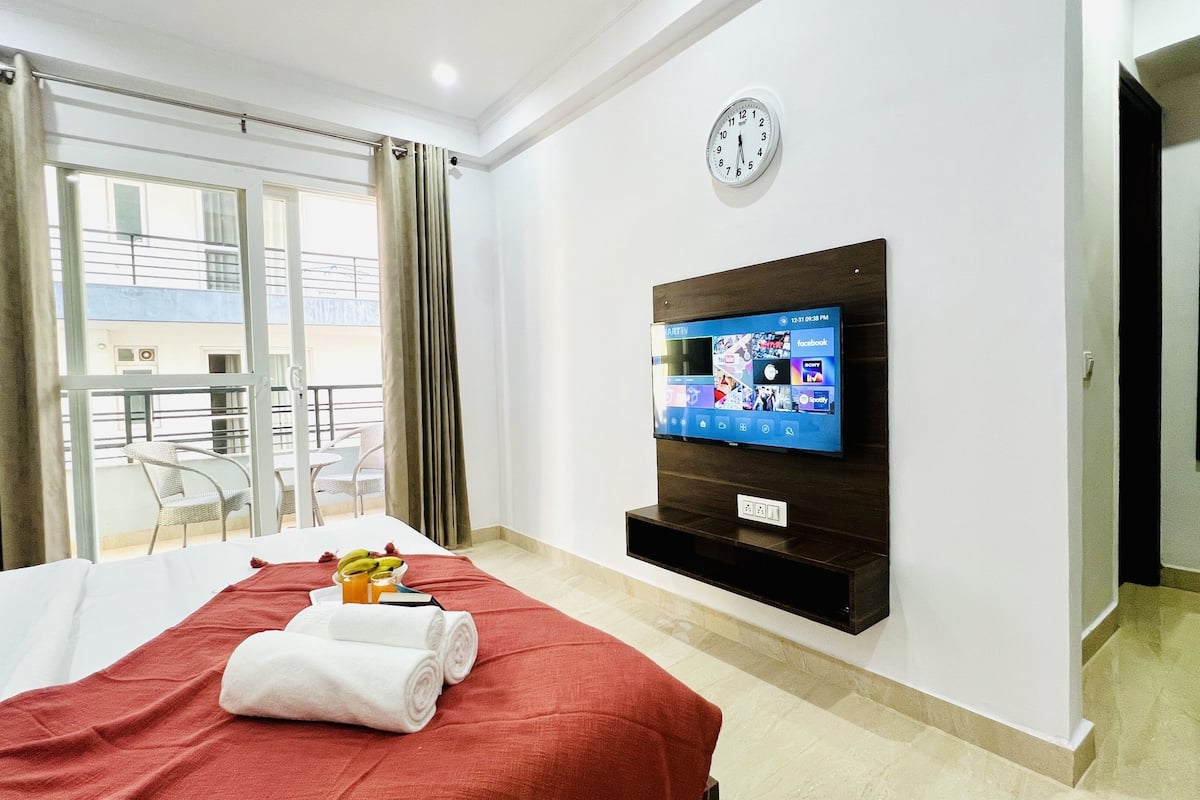 1 bedroom, Egyptian cotton sheets, premium bedding, desk