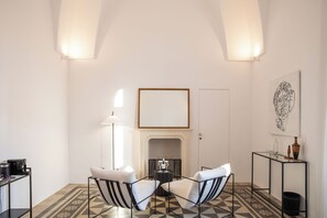 디럭스룸, 킹사이즈침대 1개, 벽난로 | 객실 내 금고, 각각 다른 스타일의 인테리어, 각각 다르게 가구 비치, 다리미/다리미판