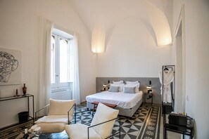 디럭스룸, 킹사이즈침대 1개, 벽난로 | 객실 내 금고, 각각 다른 스타일의 인테리어, 각각 다르게 가구 비치, 다리미/다리미판