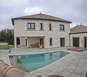 Una piscina al aire libre, una piscina climatizada