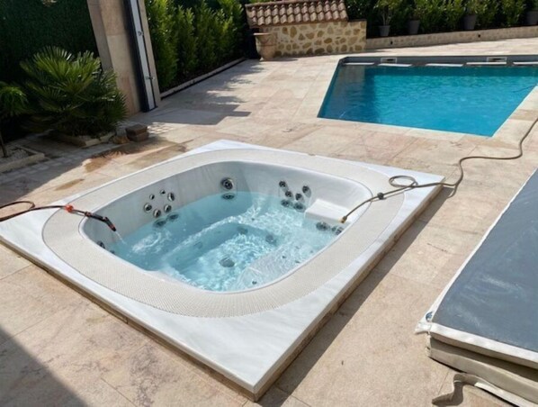 Una piscina al aire libre, una piscina climatizada