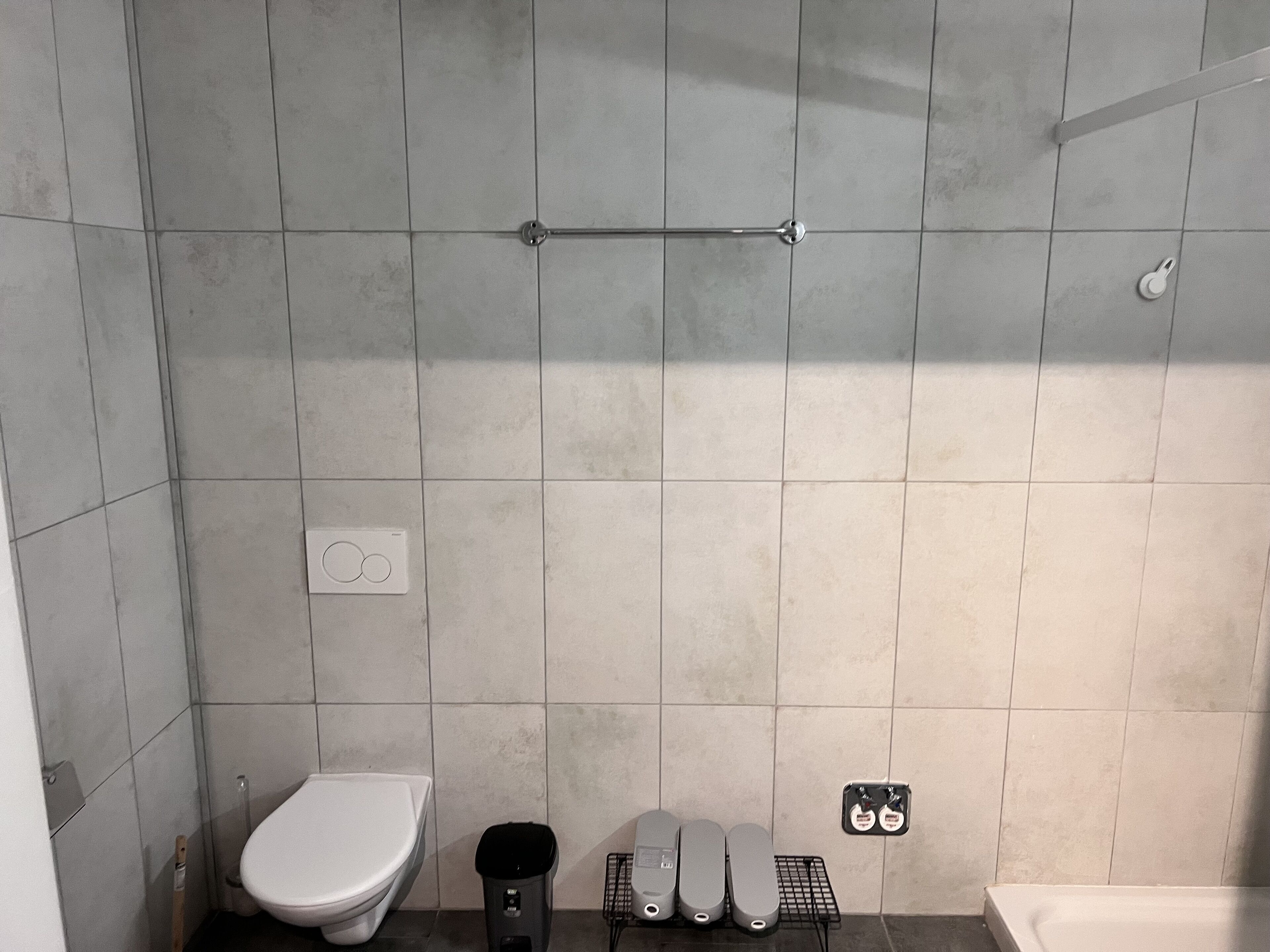 Een haardroger, handdoeken, zeep, toiletpapier