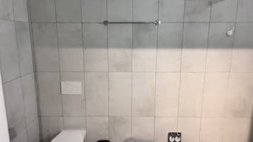 Een haardroger, handdoeken, zeep, toiletpapier
