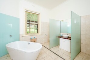 Casa tradicional, 3 habitaciones, vistas al viñedo | Baño | Bañera y ducha independientes, albornoces, suelo radiante y toallas
