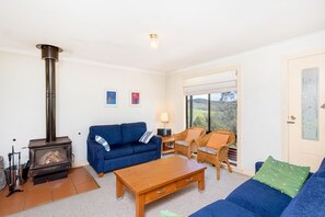 Familjestuga - 2 sovrum - utsikt mot bergen | Vardagsrum | Platt-tv och eldstad