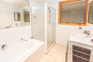 Family Cottage, 2 Bedrooms, Hill View | Bathroom - Skillogalee Estate (Spring Gully)