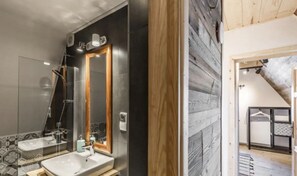 Comfort chalet | Badkamer | Een douche, een regendouche, gratis toiletartikelen, een haardroger