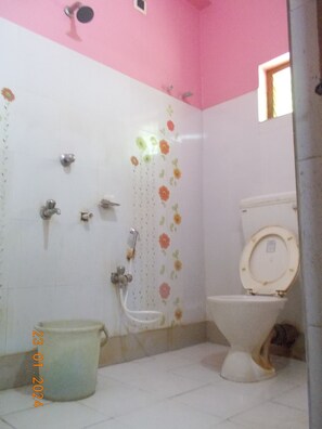 Shower, rainfall showerhead, free toiletries, towels - Goroomgo Nakshatra Digha (Kanthi)