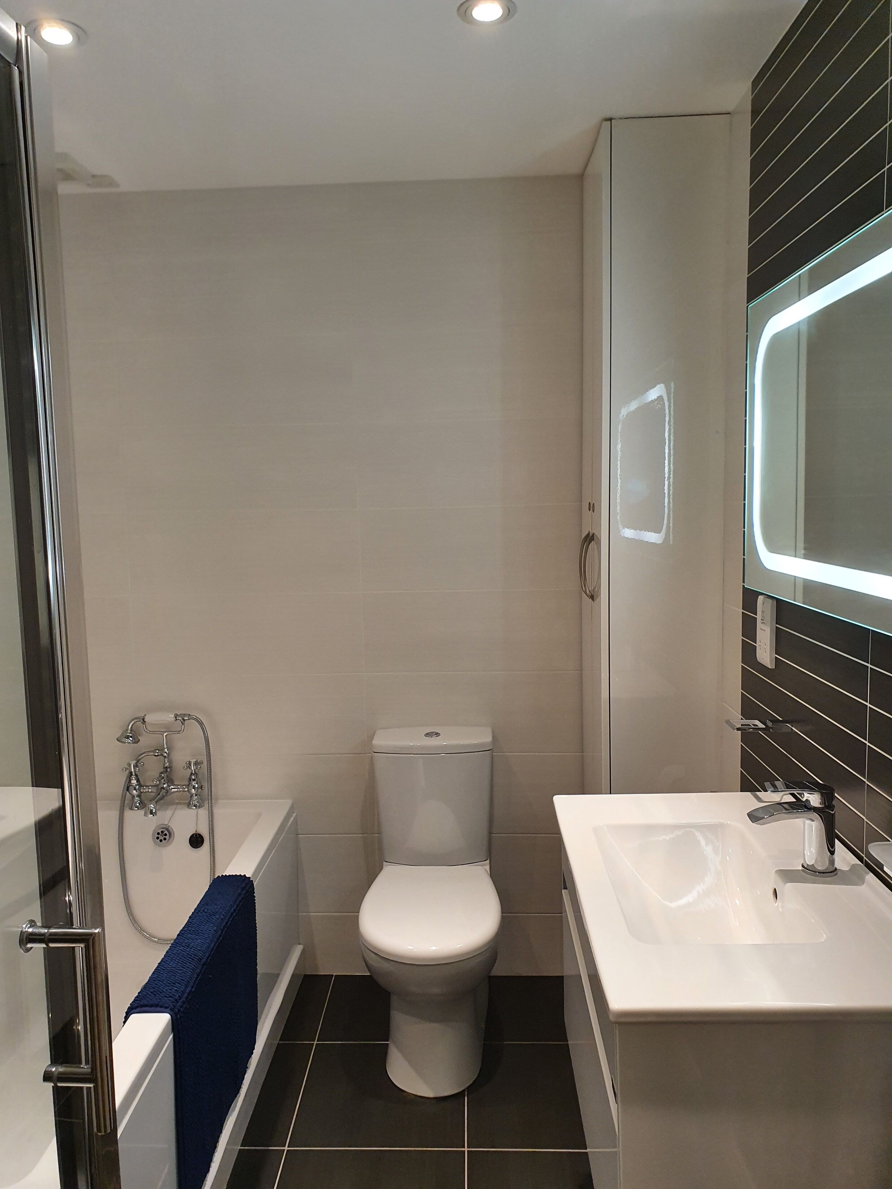 Douche, sèche-cheveux, serviettes fournies, savon