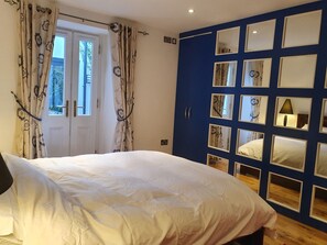 2 bedrooms, iron/ironing board, travel cot, free WiFi