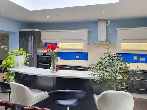 Carefully Curated Georgian Villa on a quiet street, in the heart of the city!