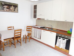 Kühlschrank, Ofen, Herdplatte, Wasserkocher mit Kaffee-/Teezubehör