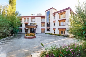 Vista frontal de la propiedad