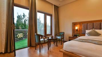 1 habitación, ropa de cama de alta calidad, cubrecamas y escritorio