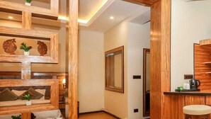 Een modern interieur met houten lambrisering, een bar en een zithoek.