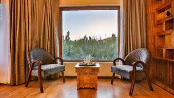 1 habitación, ropa de cama de alta calidad, cubrecamas y escritorio