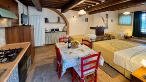Coffee/tea maker, fridge, microwave, oven - Agriturismo Case Graziani - Molino (Citta della Pieve)