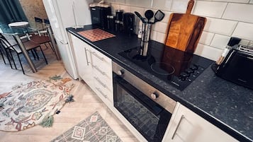 House | Private kitchen | Fridge, microwave, oven, stovetop
