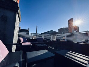 A rooftop terrace with outdoor seating and a view of the cityscape. - Brighton Beach House (Brighton)