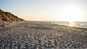 A beach with sand dunes and a clear sky. - Sunrise Tw j Prywatny Widok na Ba tyk (Trzebiatow)