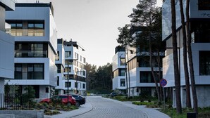 A modern urban street with contemporary buildings, a curved pathway, and parked cars. - Sereno Apartament Blisko pla y Widok na Natur (Trzebiatow)