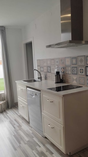 Jääkaappi, mikroaaltouuni, uuni, liesi