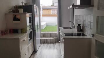 Frigorifero, microonde, forno, piano cottura