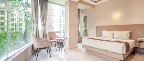 Chambre supérieure, vue sur la ville | Système d’insonorisation, accès au Wi-Fi (inclus), literie fournie