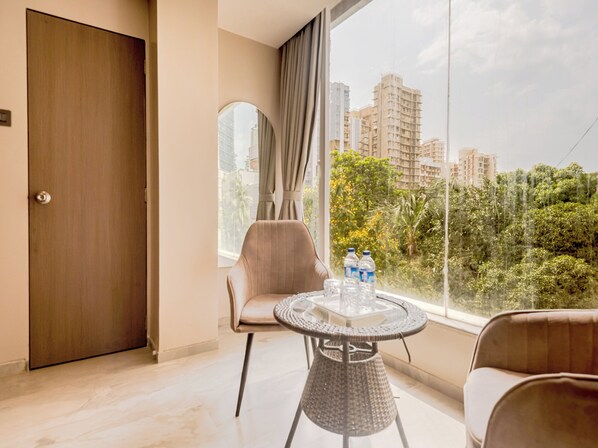 Habitación doble Deluxe | Área de sala de estar | Smart TV 
