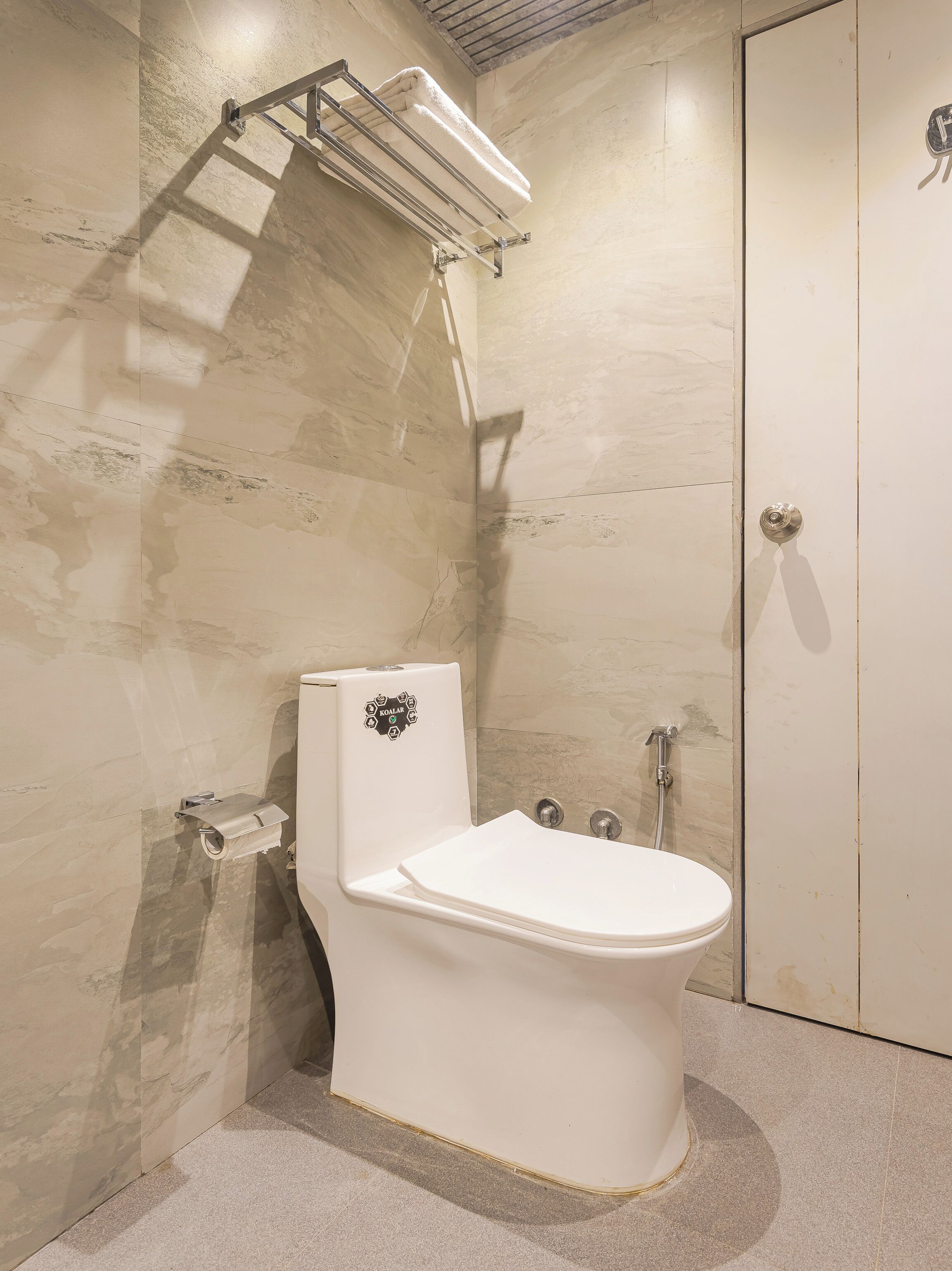 Quarto superior, vista para a cidade | Banheiro | Chuveiro, produtos de toalete grátis, toalhas de banho, sabonete