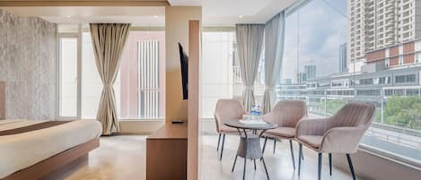 Superior Room, City View | Living area