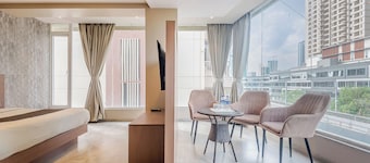Hotel Aura - Near Malad Link Road