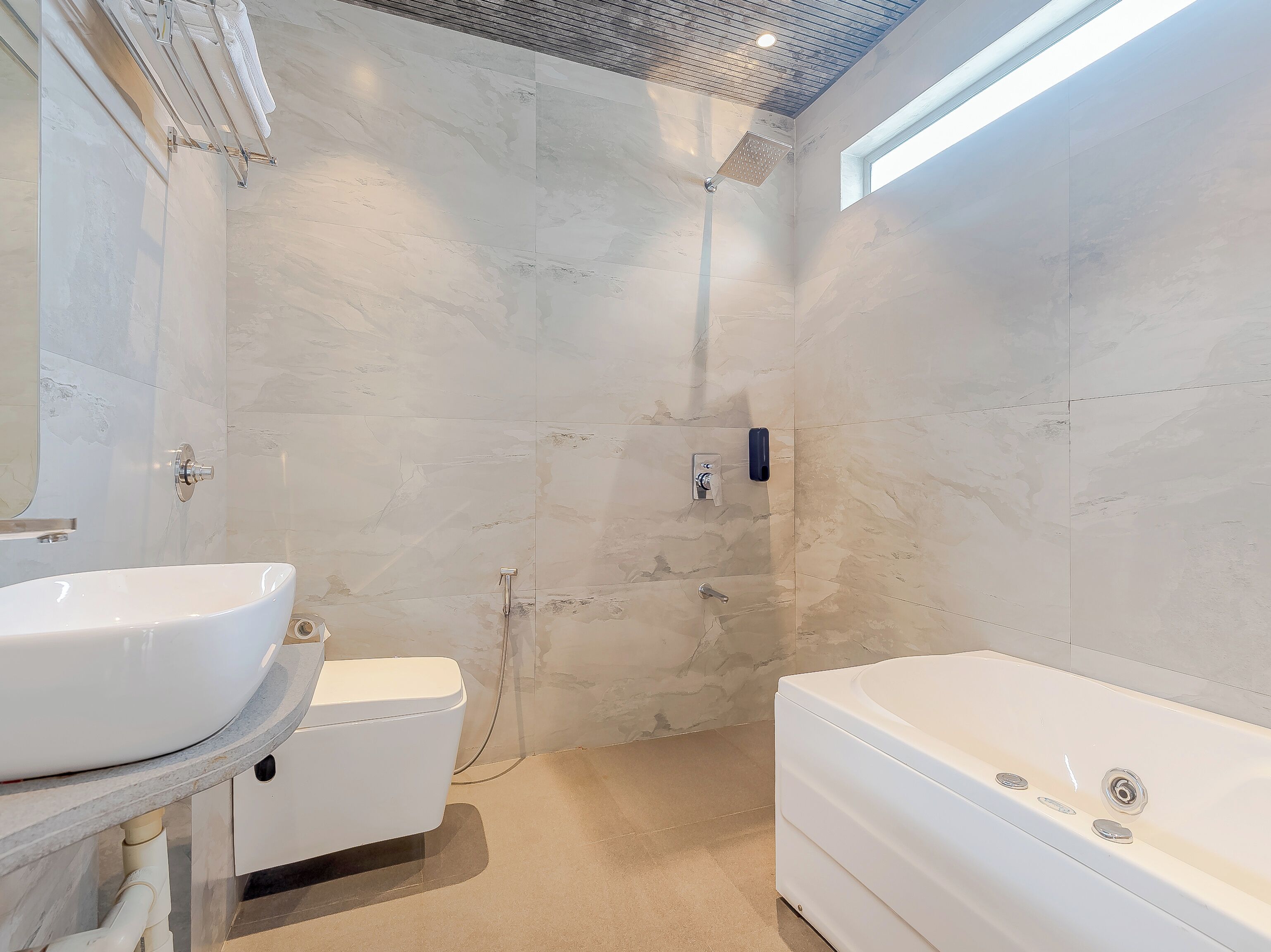 Deluxe Double Room | Bathroom | Shower, free toiletries, towels, soap