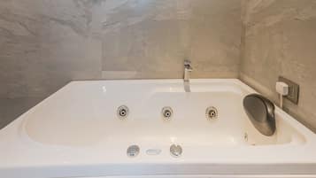 Doppia Deluxe | Bagno | Doccia, set di cortesia gratuito, asciugamani, sapone