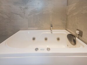 Habitación doble Deluxe | Baño | Regadera, amenidades de baño gratuitas, toallas, jabón 