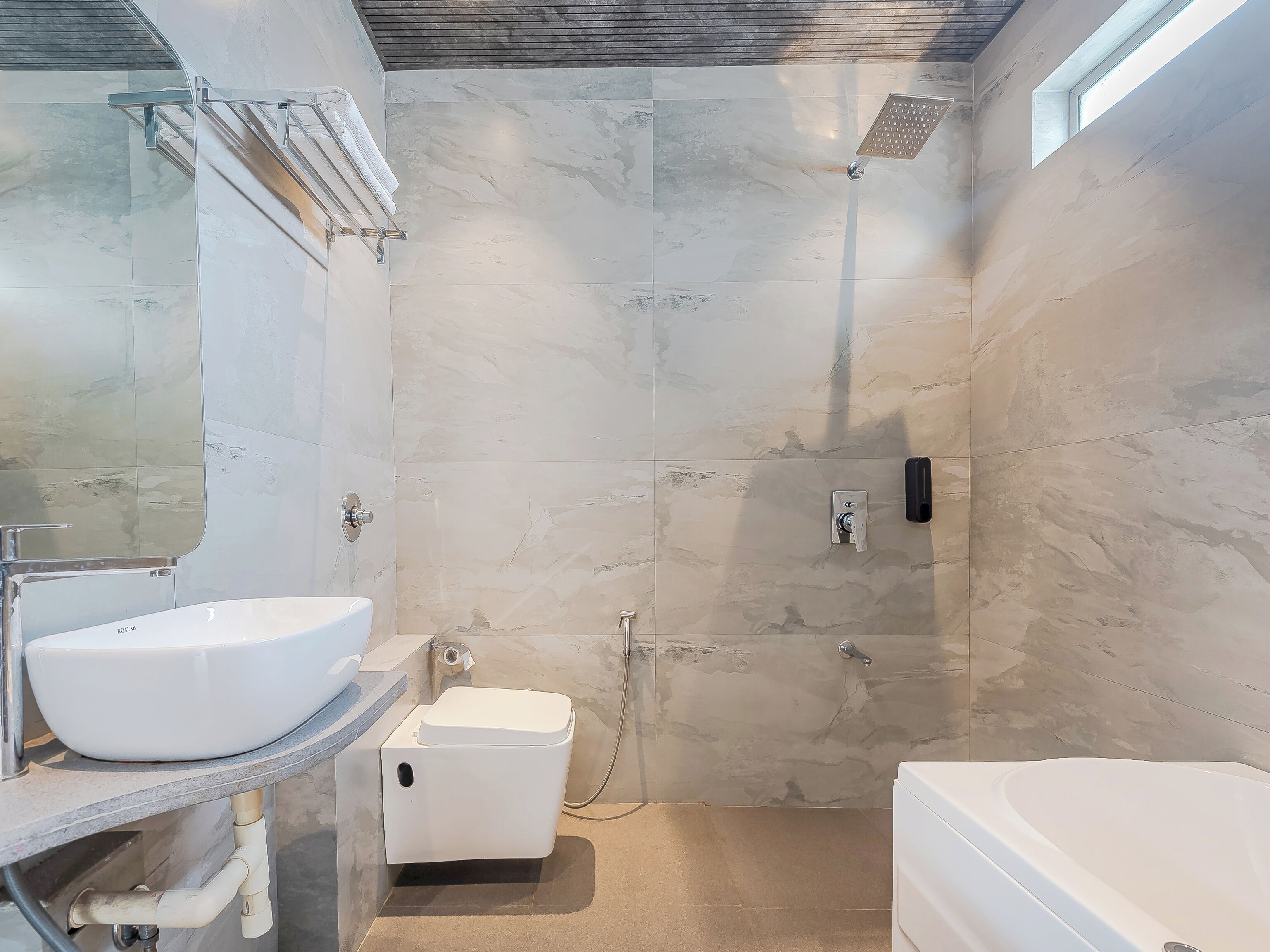Habitación doble Deluxe | Baño | Regadera, amenidades de baño gratuitas, toallas, jabón 