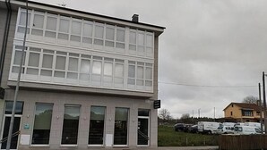 A two-story building with large windows and a flat roof. - ALBERGUE VALIN LAMA (Palas de Rei)