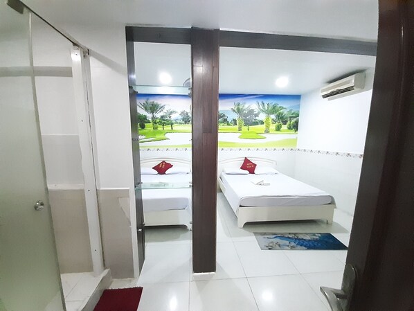 Superior-Vierbettzimmer | Schreibtisch, laptopgeeigneter Arbeitsplatz, kostenloses WLAN