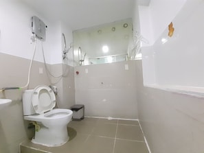 Superior Quadruple Room | Bathroom | Shower, slippers, towels - Tam My Hotel (Ho Chi Minh City)