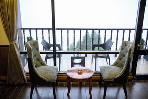 Ropa de cama de alta calidad y espacio para trabajar con laptop 